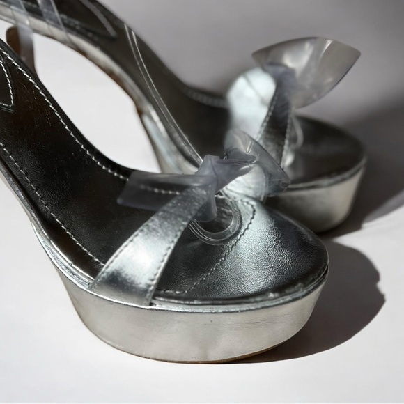 🌻New w/tag Schutz "Elyda" Silver Metallic Leather Heels w. Clear Bow Size 8.5 - Picture 5 of 13